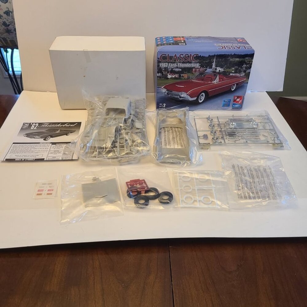 AMT 1962 Ford Thunderbird Model KIT 30081 1/25  open box